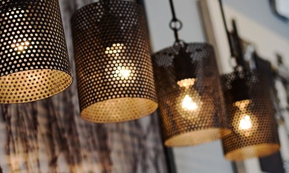 Lampa metalowa, drewniana czy szklana - jaki materiał wybrać?