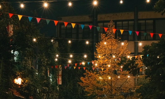 Oświetlenie zewnętrzne krok po kroku – odkryj lampy solarne, LED i dekoracje!